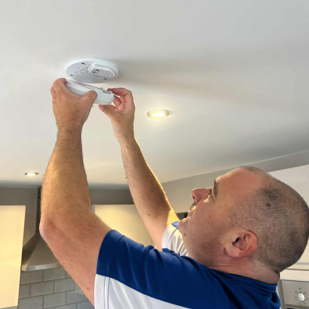Local smoke alarm installer covering Grays